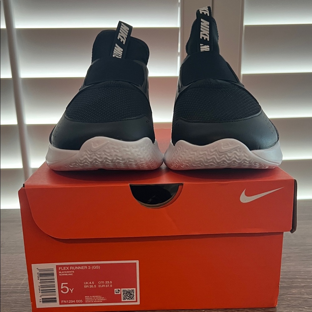 Nike Flex Runner 3 Black and White Shoes. BRAND NEW IN BOX.